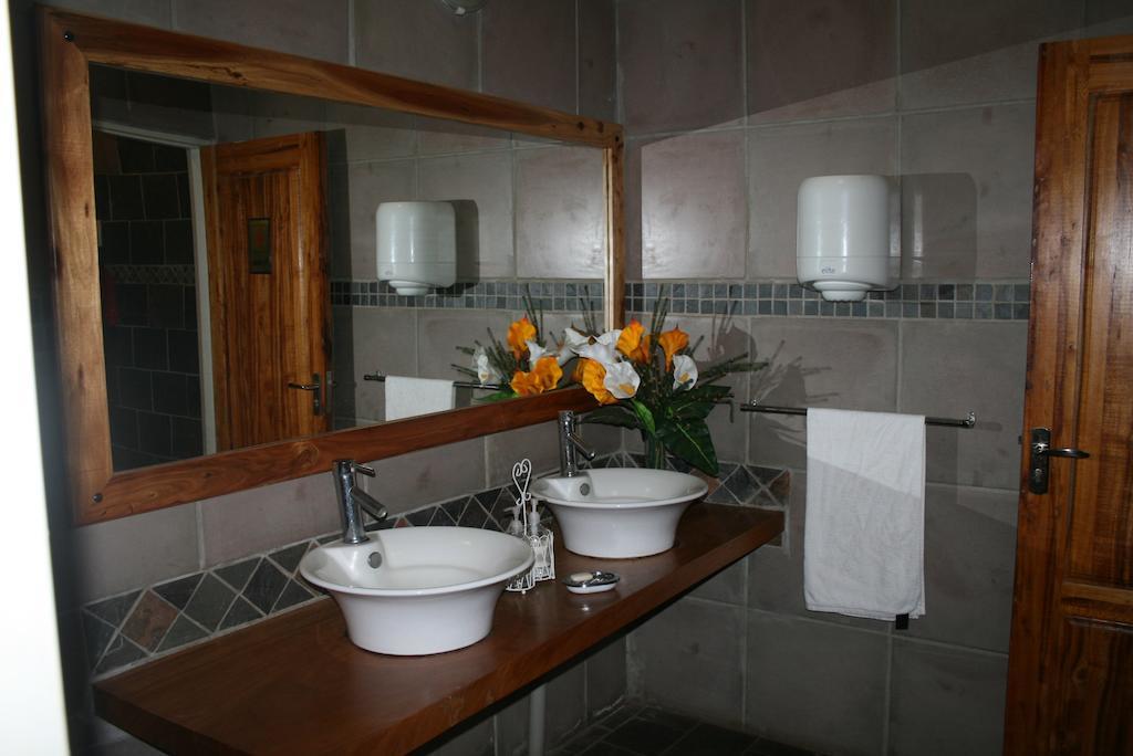 Ivory Tusk Lodge Тзанеен Номер фото